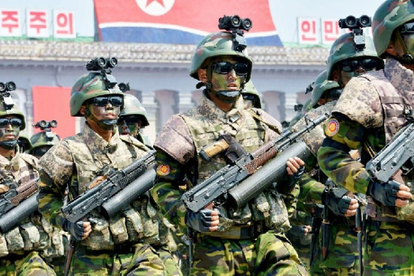 Tentara Korea Utara Menunjukkan Senjata Palsu Dalam Parade Militer