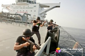 Video pertempuran antara bajak laut somalia dan mercenaries melindungi kapal kargo