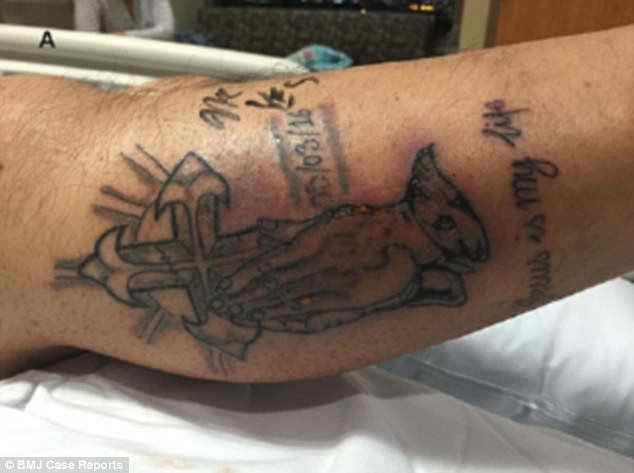 Seorang pria meninggal setelah berenang ketika tato baru dibuat